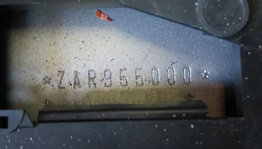 La punzonatura dove si trova il numero di telaio, con il codice ZAR955000, è visibile su una superficie metallica.