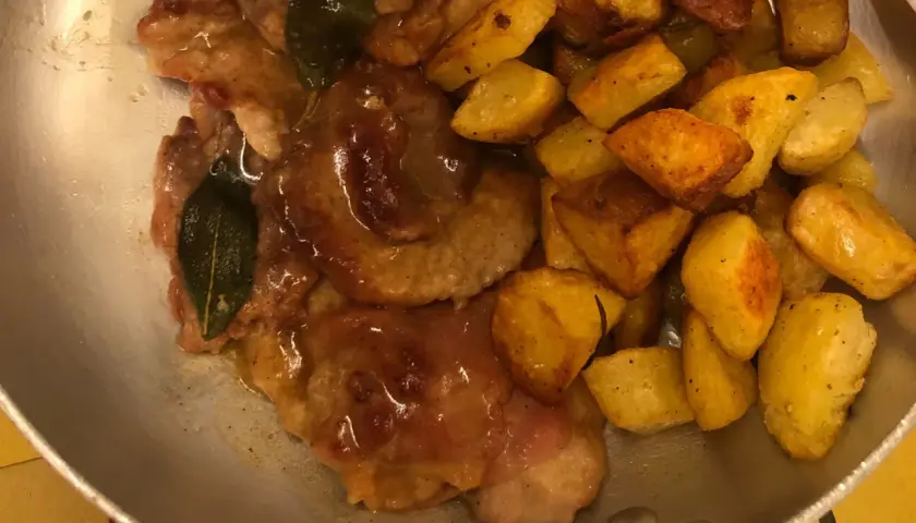 Soczyste kotleciki w sosie z szałwią i chrupiące ziemniaczki – idealne danie, by poczuć smak Rzymu. Co zjesc w Rzymie? To!