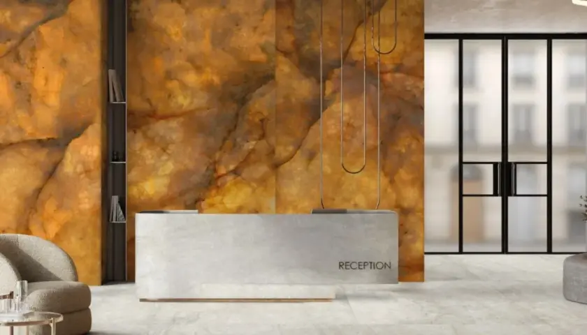 Lobby moderno con reception e parete in pietra retroilluminata. Le piastrelle grandi formati opinioni sono eccellenti per un look di lusso.