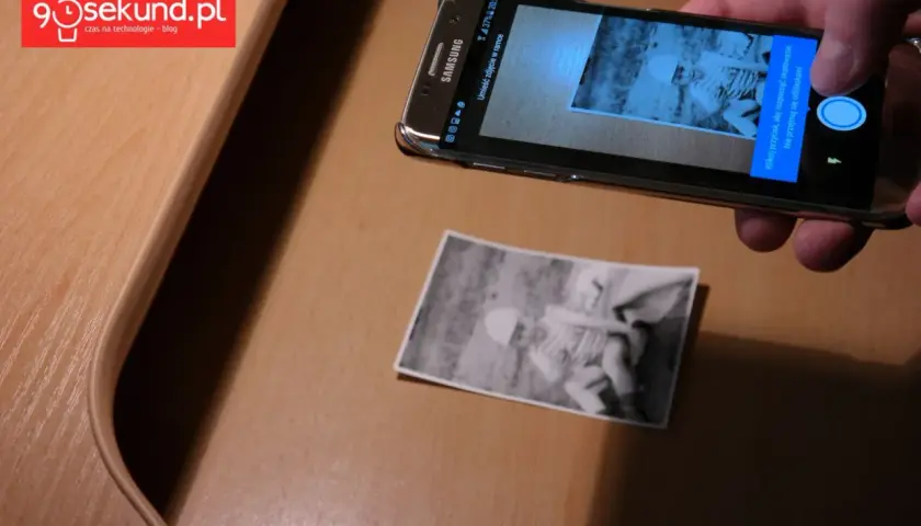 Telefon Samsung działa jako skaner zdjęć, cyfrowo archiwizując stare fotografie.