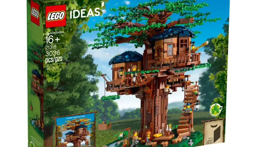 LEGO Baumhaus Anleitung: Das LEGO Ideas Set 21318 zeigt ein detailreiches Baumhaus mit vielen grünen Blättern und gemütlichen Hütten.