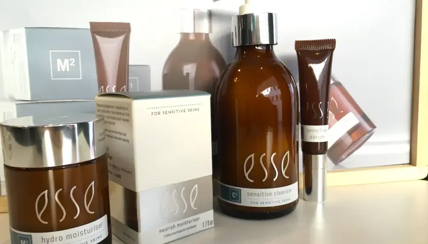 Esse hudvård med probiotika för känslig hud: en brun flaska med rengöring, en tub med serum och en burk med fuktkräm.