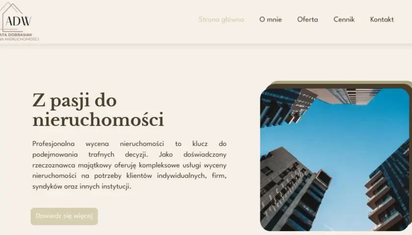 Widok z dołu na nowoczesne budynki biurowe na tle błękitnego nieba.