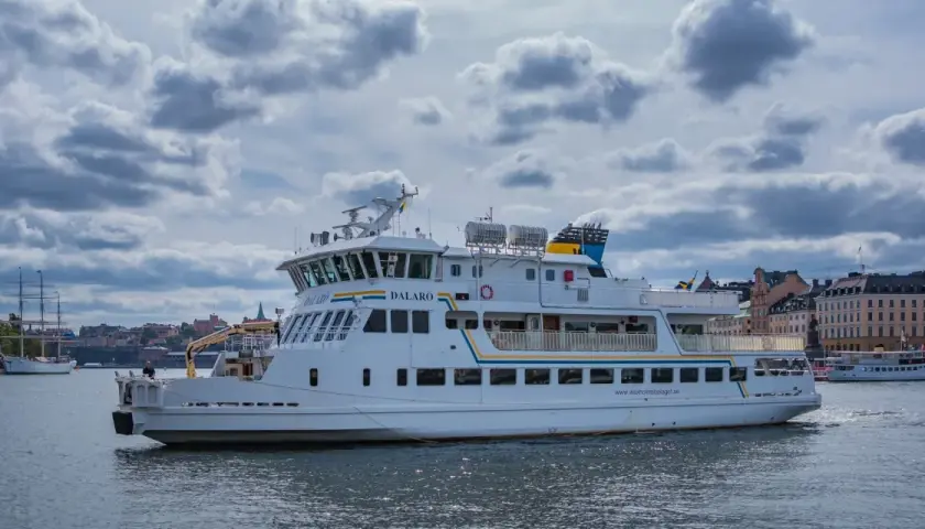 Vit passagerarfärja "Dalarö" på vattnet i Stockholm, perfekt för båtutflykter.