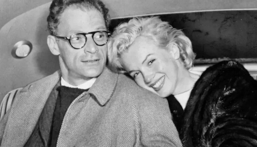 Marilyn Monroe opiera głowę o ramię swojego męża, Arthura Millera.
