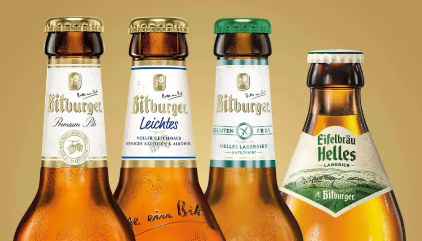 Cztery butelki piwa Bitburger: Premium Pils, Leichtes, bezglutenowe Helles Lagerbier i Eifelbräu Helles.