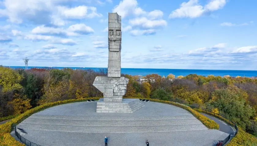 Pomnik Obrońców Wybrzeża na Westerplatte. Monumentalna rzeźba upamiętnia bohaterską historię obrony Polski.