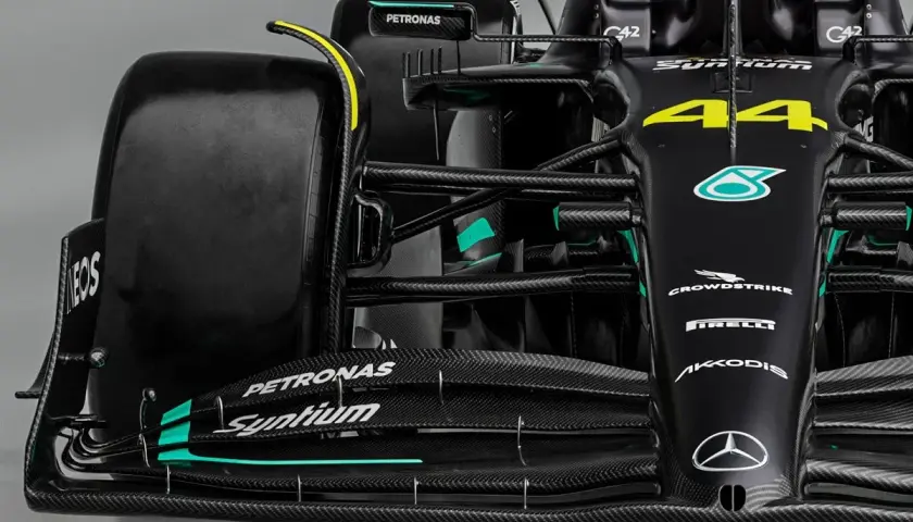 Przód czarnego bolidu F1 z numerem 44 i logo Petronas. Widoczny wskaźnik W14, opona i elementy aerodynamiczne.