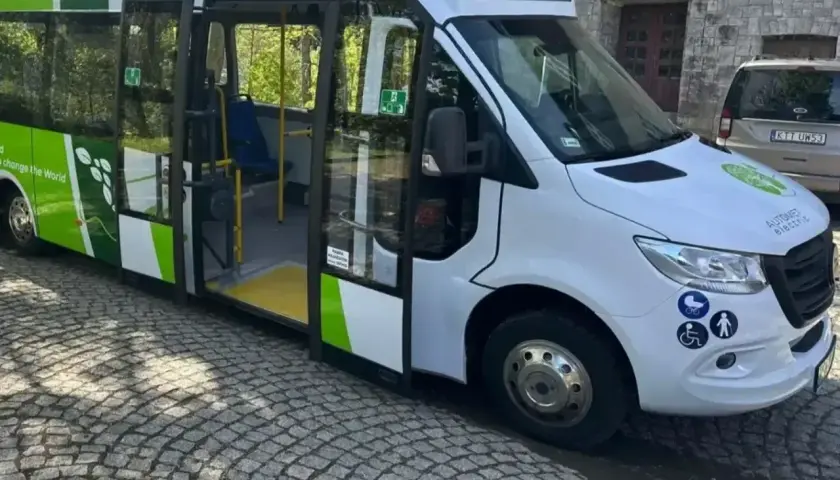 Elektryczny bus "100% ELECTRIC" na parkingu, gotowy do obsługi trasy do Morskiego Oka.