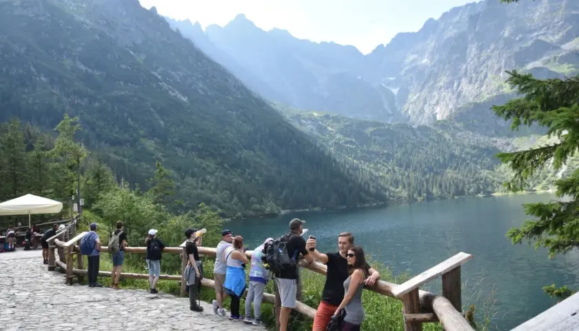 Turyści podziwiający Morskie Oko. Warto wiedzieć, ile kosztuje wjazd na Morskie Oko, by zaplanować wycieczkę.