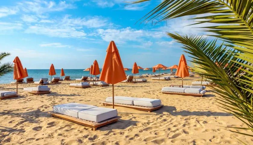 Słoneczna plaża w Złote Piaski, Bułgaria, z pomarańczowymi parasolami i leżakami na złotym piasku, gotowa na gości.