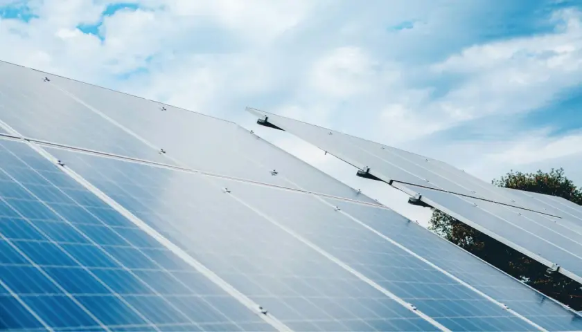 Solarpanels unter blauem Himmel. Informieren Sie sich über den pv-strom direktvermarktung preis aktuell.