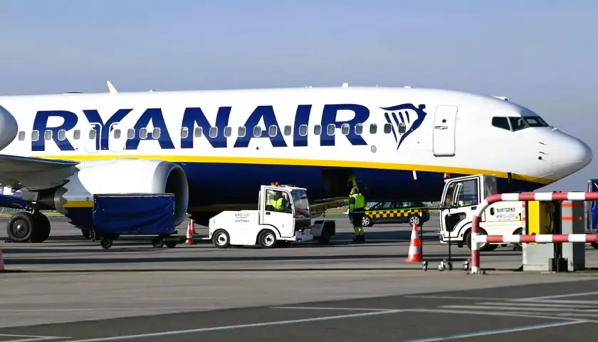 Samolot Ryanair na płycie lotniska. Zastanawiasz się, ile wcześnie można się odprawić w Ryanair?