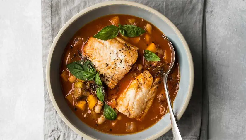 En mustig fisksoppa med kolja, bönor och grönsaker. Ett härligt kolja recept för en kall dag.