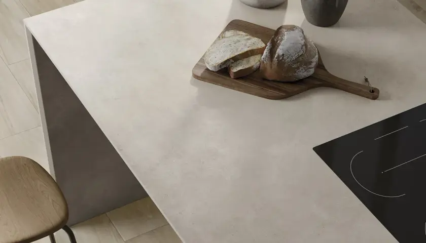 Nowoczesna kuchnia z blatem ze spieku kwarcowego. Sprawdź spiek kwarcowy cena za m2 i stwórz stylowe wnętrze.