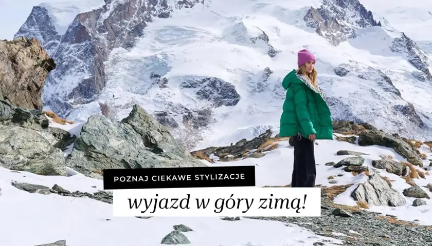 Dziewczyna w zielonej kurtce i różowej czapce pozuje na tle ośnieżonych gór. Idealna stylizacja w góry zimą.
