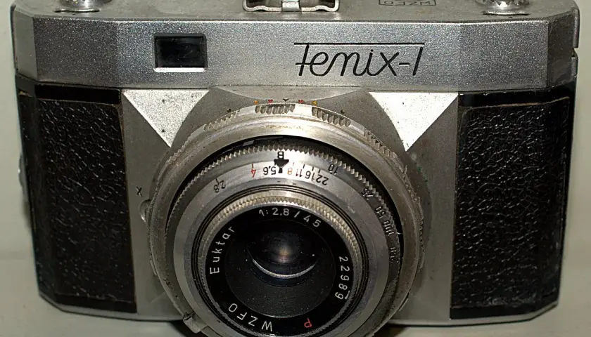 Klasyczny polski aparat fotograficzny sprzed lat, model Fenix-1 z obiektywem Euktar.