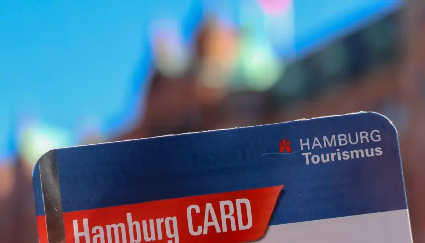 Hamburg CARD mit Logo von Hamburg Tourismus. Informieren Sie sich über die Hamburg CARD Kosten für Ihren Städtetrip.