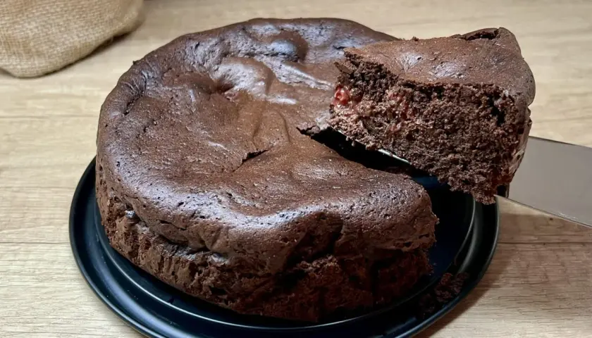 Puszyste, wilgotne ciasto czekoladowe, idealne na klasyczne brownie przepis. Kawałek jest już wyjęty, by zachęcić do spróbowania.
