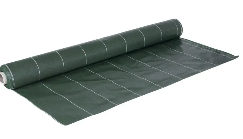 Rouleau de **tissage toile** vert foncé, idéal pour le jardin. Les lignes blanches indiquent les mesures pour un aménagement précis.