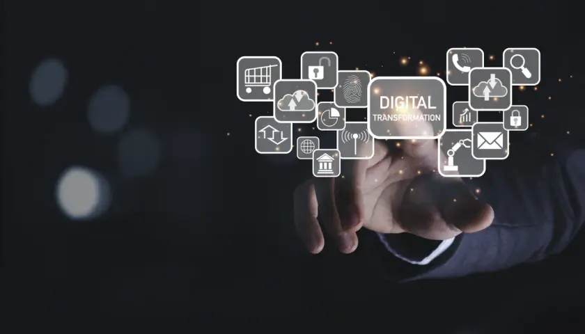 Mano interactuando con iconos de transformación digital: carrito de compras, candado, huella dactilar, nube, gráfico, teléfono, lupa, email, robot, banco.