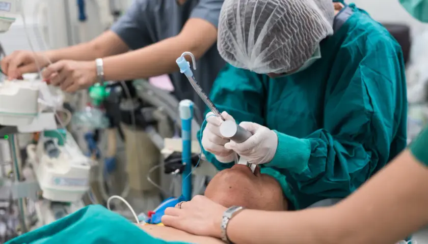 Zespół medyczny wykonuje intubację pacjenta. Objawy uszkodzenia krtani mogą wymagać takiej interwencji.