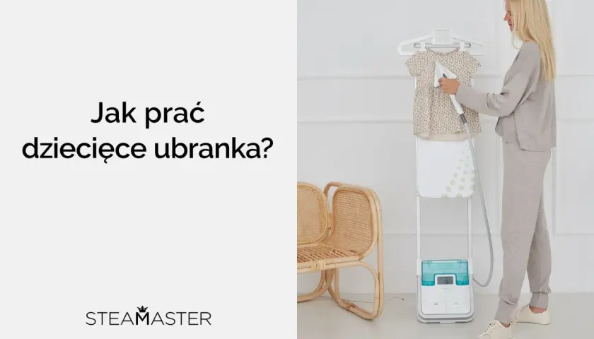 Kobieta paruje dziecięce ubranka. Dowiedz się, do kiedy prać ubranka dziecka osobno, by zapewnić mu higienę i komfort.