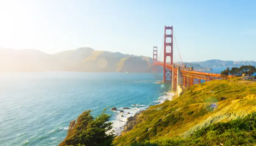 Golden Gate Bridge bei Sonnenuntergang, ein malerischer Ausblick, der zu den San Francisco Geheimtipps gehört.