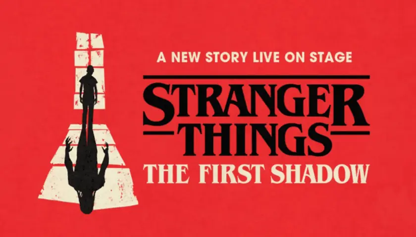 En silhuett av ett barn står framför ett fönster, dess skugga sträcker sig ut med uppsträckta händer. Texten "Stranger Things The First Shadow" syns tydligt.