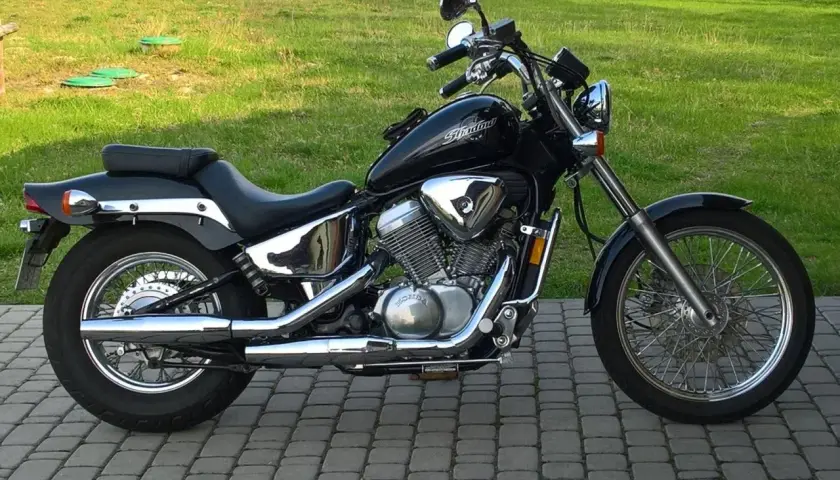 Czarny motocykl Honda Shadow 600, klasyczny cruiser. Warto sprawdzić honda shadow 600 dane techniczne przed zakupem.