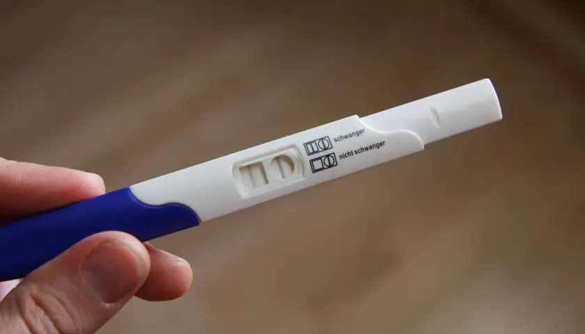 Test di gravidanza positivo, con due linee visibili. La donna è incinta, nonostante la pillola.