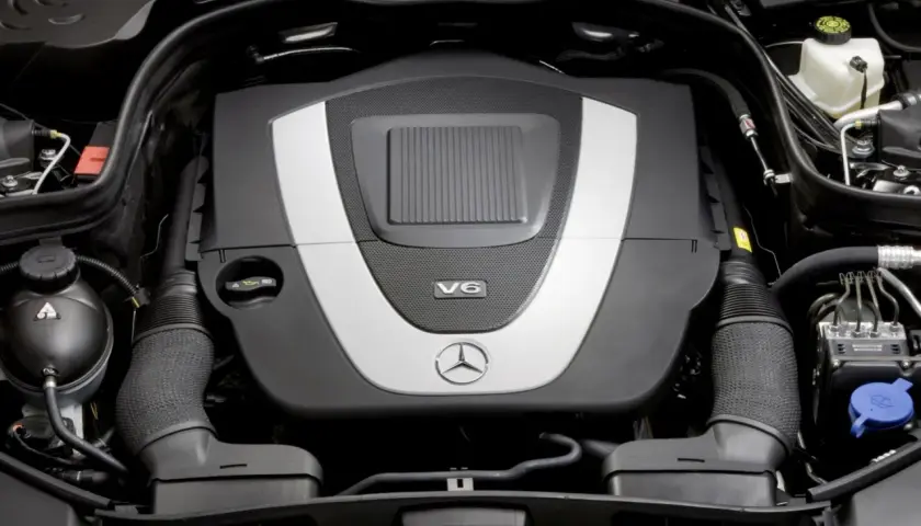Silnik V6 Mercedesa, symbol niezawodności i mocy, jeden z najtrwalszych silników benzynowych tej marki.