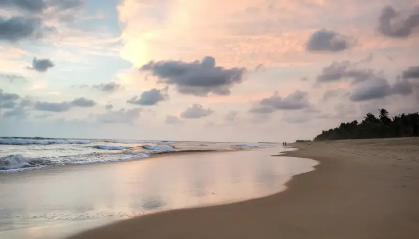 Czy można spać w namiocie na plaży? Sprawdź, co grozi za biwakowanie