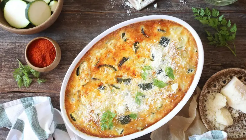 Un gratin de courgettes doré et gratiné, prêt à être dégusté. Quel accompagnement avec ce plat savoureux ?