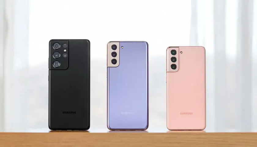 Trzy telefony Samsung S21 w różnych kolorach: czarnym, fioletowym i różowym. Zwróć uwagę na ich smukłe samsung s21 wymiary.