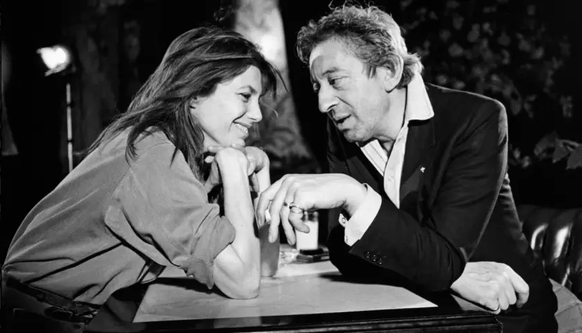 Jane Birkin i Serge Gainsbourg, najsłynniejsi francuscy piosenkarze, w intymnej chwili.