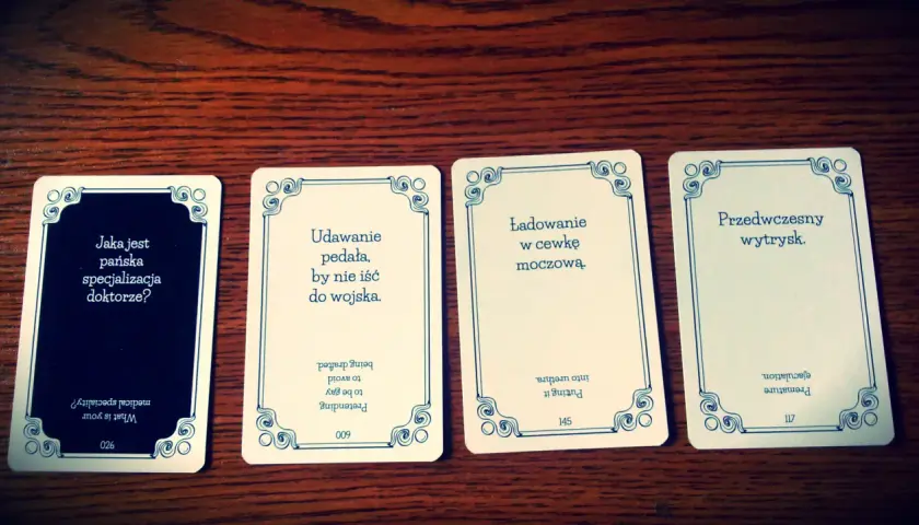 Karty do gry Cards Against Humanity po polsku: "Jaka jest pańska specjalizacja doktorze?", "Udawanie pedała, by nie iść do wojska.", "Ładowanie w cewkę moczową.", "Przedwczesny wytrysk.".