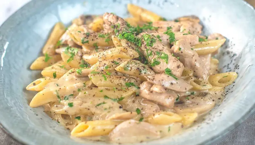 Krämig kyckling pasta med svamp och persilja, toppad med nymalen svartpeppar. En härlig middag!