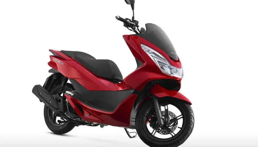 Scooter Honda PCX 125 roja, elegante y moderna, lista para rodar. ¡Qué pena que no arranca!