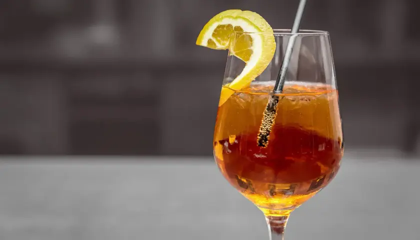 Orzeźwiający drink z Metaxą, lodem i plasterkiem cytryny. Idealny na letnie wieczory. Metaxa z czym pić? Z cytryną i lodem!
