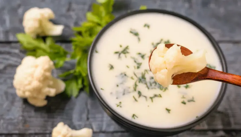 Zupa kalafiorowa jak u babci – przepis na smak dzieciństwa
