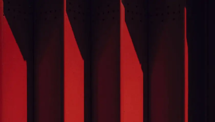Rote Streifen mit Schatten. Die Frage, welche Farben ergeben Rot, wird hier visuell beantwortet.