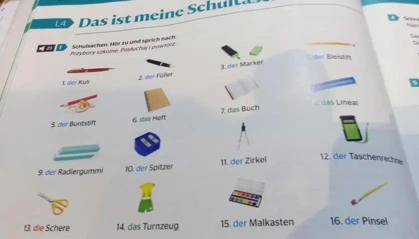 Przybory szkolne po niemiecku: długopis, pióro, marker, ołówek, zeszyt, książka, linijka, cyrkiel, kalkulator, nożyczki, strój gimnastyczny, farby, pędzel.