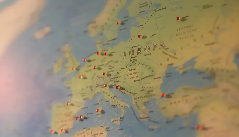 Mapa Europy z zaznaczonymi czerwonymi pinezkami miejscami, w tym Krakau.