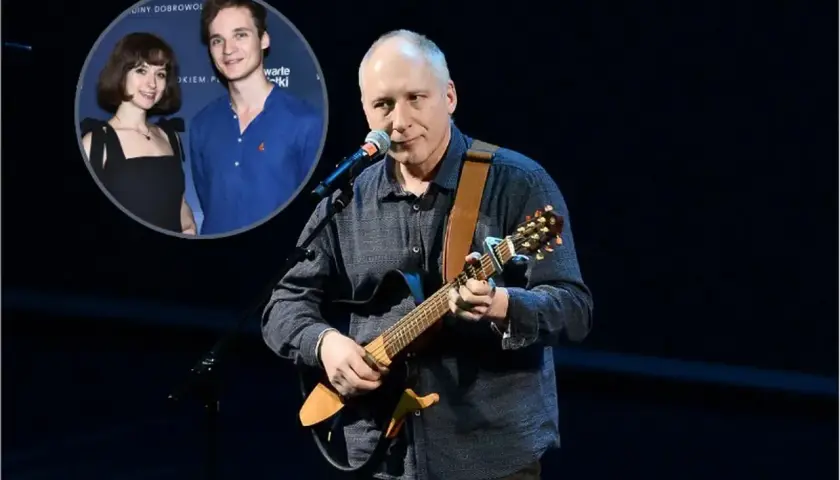 Kuba Sienkiewicz gra na gitarze, a w tle widać zdjęcie jego żony z młodym mężczyzną.