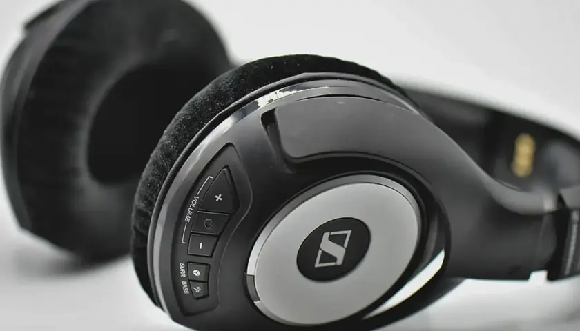 Sennheiser – przegląd słuchawek dousznych i nausznych
