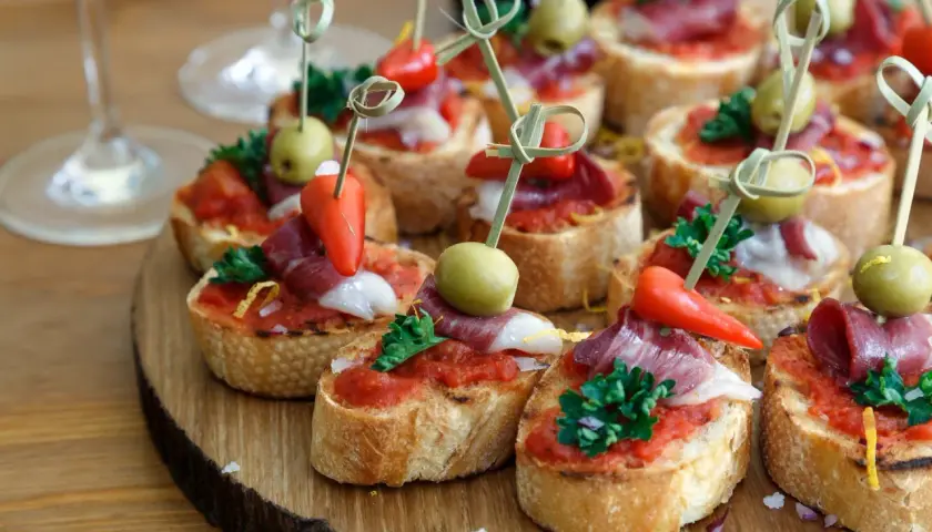 Pyszne tapas z szynką, oliwkami i papryczką, idealne do **pliska brandy z czym pić**.