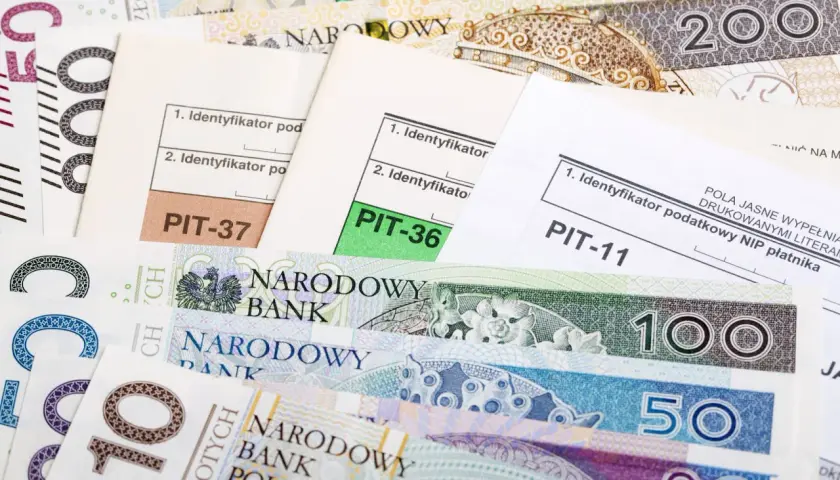 Polskie banknoty i formularze PIT-11, PIT-36, PIT-37. Rozliczenie podatków i progi podatkowe w Polsce.
