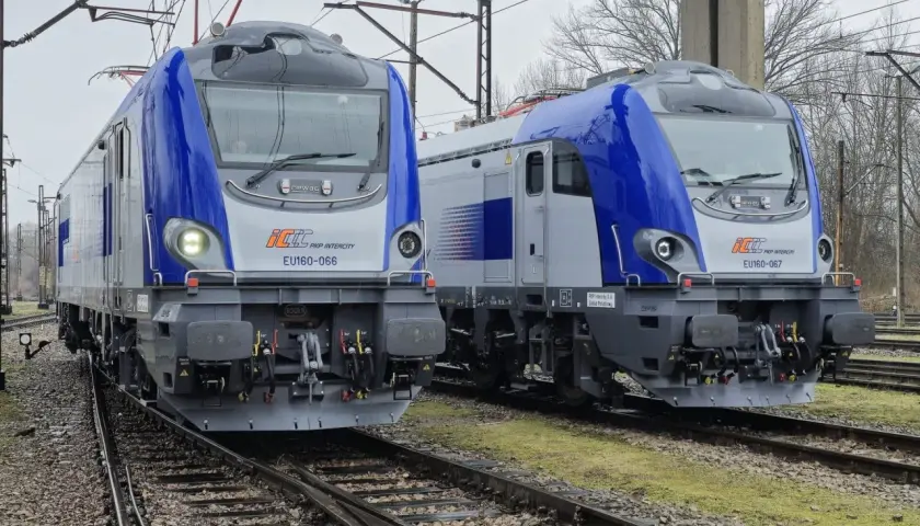 Dwie nowoczesne lokomotywy Newag EU160 PKP Intercity stoją na torach.
