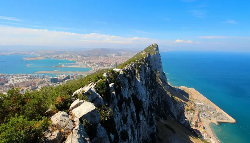 Widok z Góry Gibraltarskiej na miasto, morze i odległe wybrzeże Afryki.